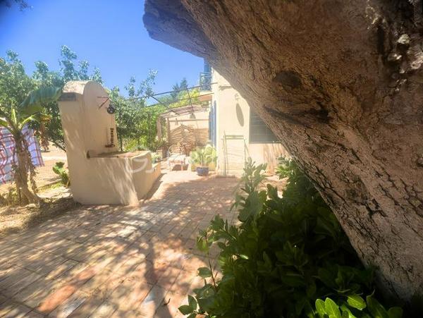À seulement 2 minutes à pied des plages, découvrez un véritable havre de paix au cœur du très recherché quartier de Mar Vivo.

Cette charmante maison de style provençal d’environ 80 m² habitables, implantée sur un magnifique terrain plat et arboré de 860 m², offre un cadre de vie privilégié où calme, nature et proximité de la mer se rencontrent.

Dès l’entrée, une agréable terrasse vous accueille et invite à profiter pleinement des beaux jours.

Le rez-de-chaussée se compose d’une vaste pièce de vie d’environ 40 m² réunissant salon, cuisine et arrière-cuisine, agrémentée d’un chaleureux poêle à bois. Vous trouverez également un bureau, idéal pour le télétravail ou une chambre d’appoint, ainsi qu’une salle de bains avec WC.

À l’étage, deux belles chambres lumineuses offrent une vue dégagée sur le jardin. Un WC indépendant complète ce niveau. Un accès mène à des combles aménagés d’environ 24 m², offrant un espace supplémentaire idéal pour une salle de jeux ou un espace de rangement.

À l’extérieur, les prestations sont tout aussi séduisantes :

Garage de plus de 20 m²
Cuisine d’été ombragée, parfaite pour recevoir famille et amis
Terrain de pétanque
Terrain piscinable
Résiduel constructible représentant environ 25 % de l’emprise autorisée
Prise dédiée pour la recharge d’un véhicule électrique
Son emplacement est un véritable atout : à quelques minutes à pied des plages, des commerces, des écoles et de toutes les commodités, tout en bénéficiant d’un environnement résidentiel recherché.

Une maison pleine de charme et de potentiel, idéale en résidence principale comme en résidence secondaire.

Une visite suffira à vous convaincre !
Contactez-moi dès aujourd’hui pour découvrir ce bien rare sur le secteur de Mar Vivo.