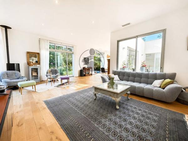 Vente                                                      Villa
                        
                     8 pièces                      210 m2                     à Saint-Clément-de-Rivière