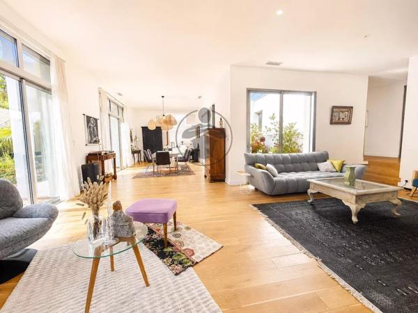 Vente                                                      Villa
                        
                     8 pièces                      210 m2                     à Saint-Clément-de-Rivière