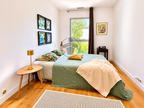Vente                                                      Villa
                        
                     8 pièces                      210 m2                     à Saint-Clément-de-Rivière