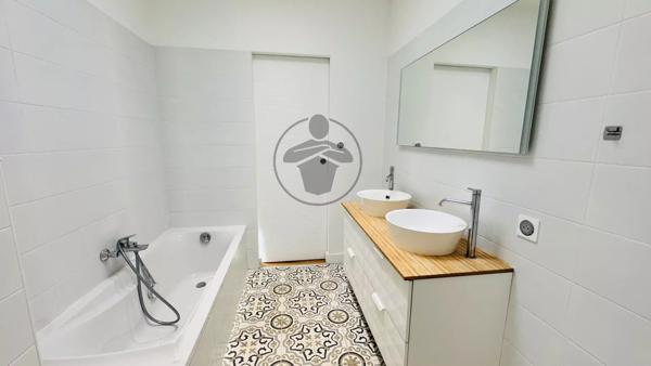 Vente                                                      Villa
                        
                     8 pièces                      210 m2                     à Saint-Clément-de-Rivière