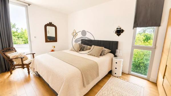 Vente                                                      Villa
                        
                     8 pièces                      210 m2                     à Saint-Clément-de-Rivière