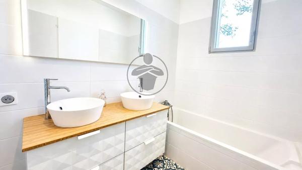 Vente                                                      Villa
                        
                     8 pièces                      210 m2                     à Saint-Clément-de-Rivière