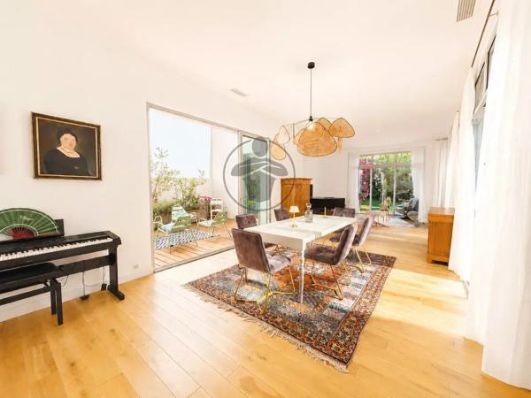 Vente                                                      Villa
                        
                     8 pièces                      210 m2                     à Saint-Clément-de-Rivière