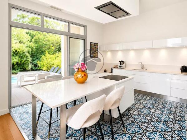 Vente                                                      Villa
                        
                     8 pièces                      210 m2                     à Saint-Clément-de-Rivière
