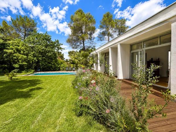 Vente                                                      Villa
                        
                     8 pièces                      210 m2                     à Saint-Clément-de-Rivière