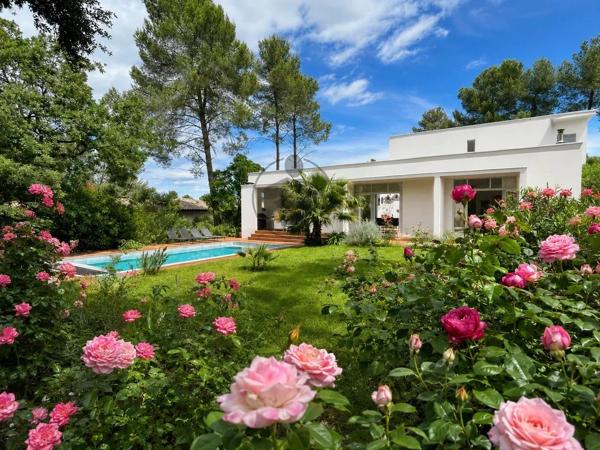 Vente                                                      Villa
                        
                     8 pièces                      210 m2                     à Saint-Clément-de-Rivière