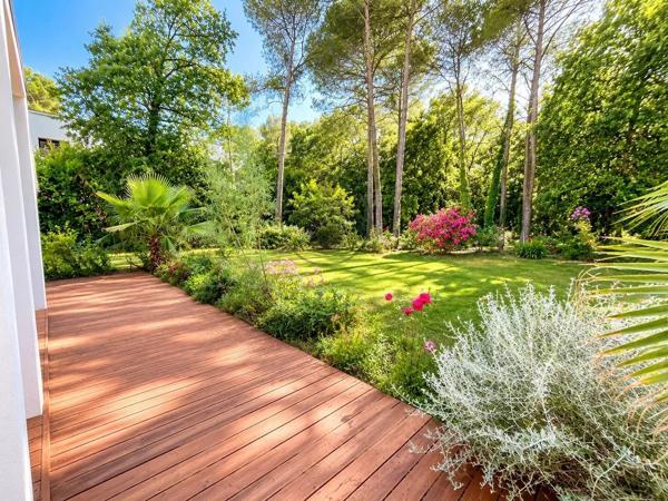 Vente                                                      Villa
                        
                     8 pièces                      210 m2                     à Saint-Clément-de-Rivière