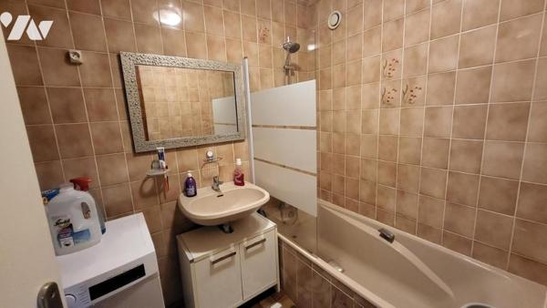 MANDEURE, En copropriété, un appartement loué  de type deux pièces avec cave et garage