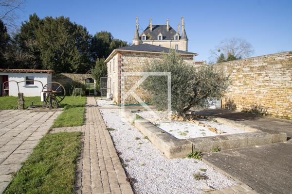 CHÂTEAU STYLE RENAISSANCE AVEC GÎTES ET DÉPENDANCES