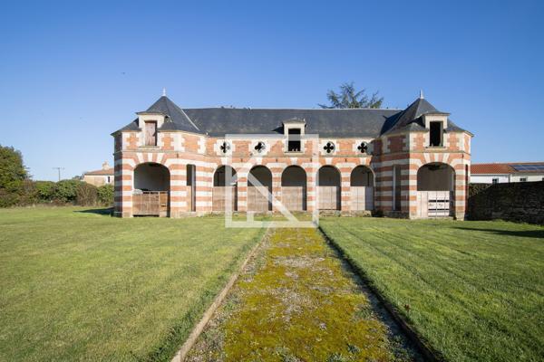 CHÂTEAU STYLE RENAISSANCE AVEC GÎTES ET DÉPENDANCES