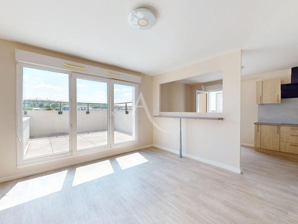 LIVRY-GARGAN, PENTHOUSE AU DERNIER ÉTAGE AVEC TERRASSE, DOUBLE STATIONNEMENT EN SOUS-SOL ET DPE C