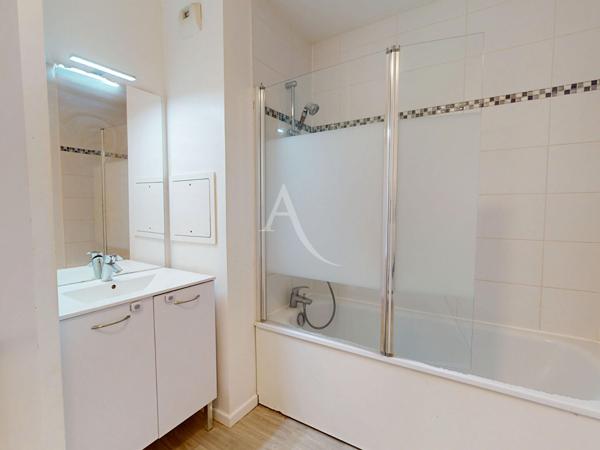 LIVRY-GARGAN, PENTHOUSE AU DERNIER ÉTAGE AVEC TERRASSE, DOUBLE STATIONNEMENT EN SOUS-SOL ET DPE C
