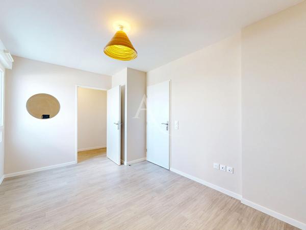 LIVRY-GARGAN, PENTHOUSE AU DERNIER ÉTAGE AVEC TERRASSE, DOUBLE STATIONNEMENT EN SOUS-SOL ET DPE C