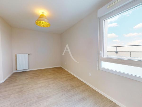 LIVRY-GARGAN, PENTHOUSE AU DERNIER ÉTAGE AVEC TERRASSE, DOUBLE STATIONNEMENT EN SOUS-SOL ET DPE C