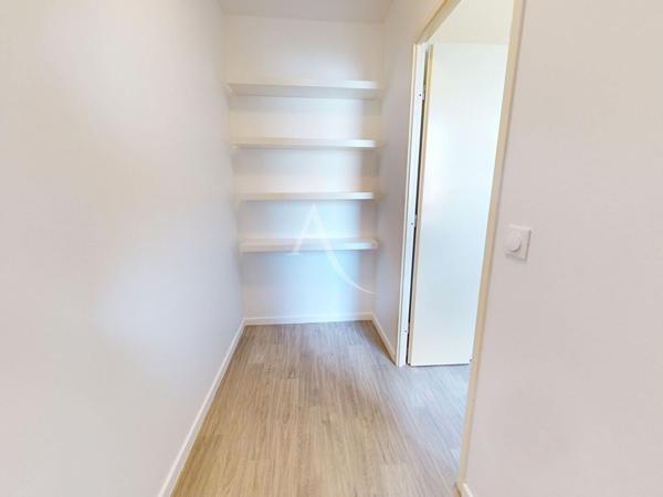 LIVRY-GARGAN, PENTHOUSE AU DERNIER ÉTAGE AVEC TERRASSE, DOUBLE STATIONNEMENT EN SOUS-SOL ET DPE C