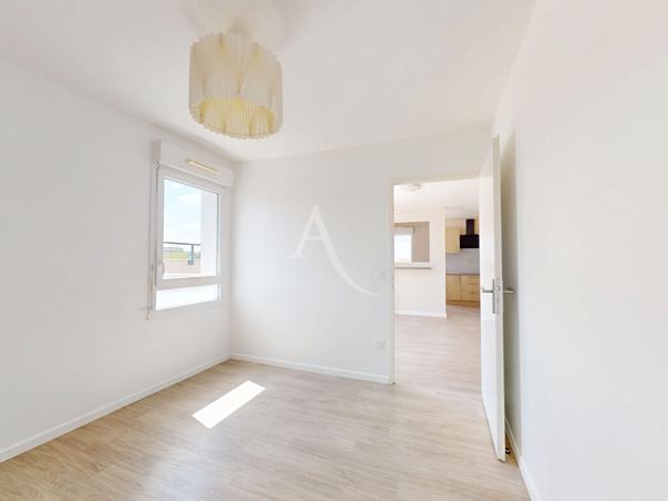 LIVRY-GARGAN, PENTHOUSE AU DERNIER ÉTAGE AVEC TERRASSE, DOUBLE STATIONNEMENT EN SOUS-SOL ET DPE C