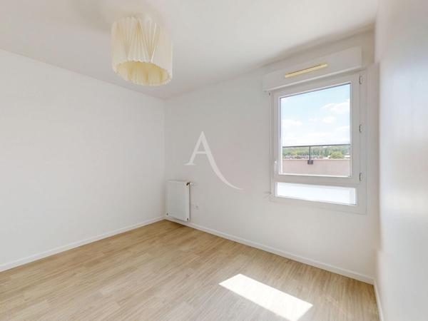 LIVRY-GARGAN, PENTHOUSE AU DERNIER ÉTAGE AVEC TERRASSE, DOUBLE STATIONNEMENT EN SOUS-SOL ET DPE C
