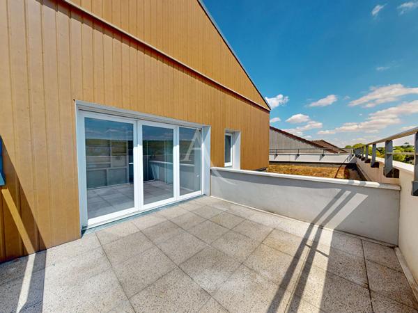 LIVRY-GARGAN, PENTHOUSE AU DERNIER ÉTAGE AVEC TERRASSE, DOUBLE STATIONNEMENT EN SOUS-SOL ET DPE C