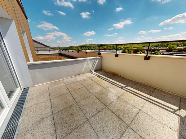 LIVRY-GARGAN, PENTHOUSE AU DERNIER ÉTAGE AVEC TERRASSE, DOUBLE STATIONNEMENT EN SOUS-SOL ET DPE C