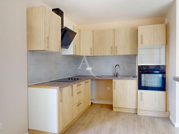 LIVRY-GARGAN, PENTHOUSE AU DERNIER ÉTAGE AVEC TERRASSE, DOUBLE STATIONNEMENT EN SOUS-SOL ET DPE C