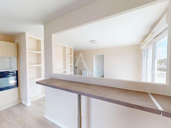 LIVRY-GARGAN, PENTHOUSE AU DERNIER ÉTAGE AVEC TERRASSE, DOUBLE STATIONNEMENT EN SOUS-SOL ET DPE C