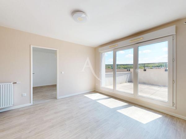LIVRY-GARGAN, PENTHOUSE AU DERNIER ÉTAGE AVEC TERRASSE, DOUBLE STATIONNEMENT EN SOUS-SOL ET DPE C
