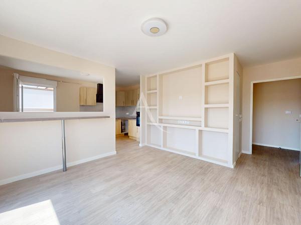 LIVRY-GARGAN, PENTHOUSE AU DERNIER ÉTAGE AVEC TERRASSE, DOUBLE STATIONNEMENT EN SOUS-SOL ET DPE C