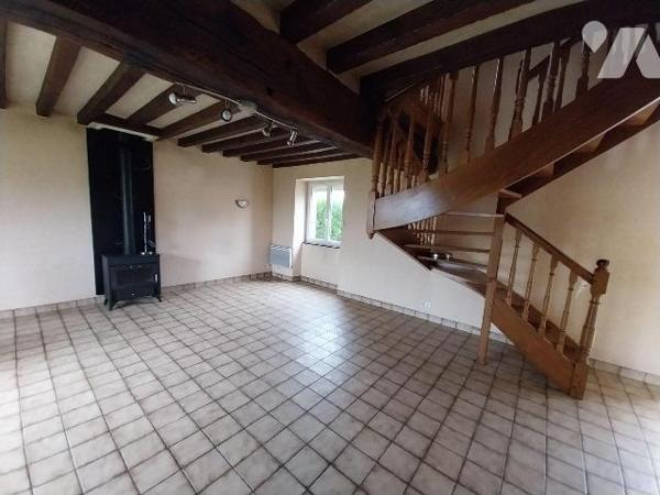 VAL D'IZE, en sortie de bourg, charmante maison en pierres sous ardoises, d'environ 115 m2 Hab....