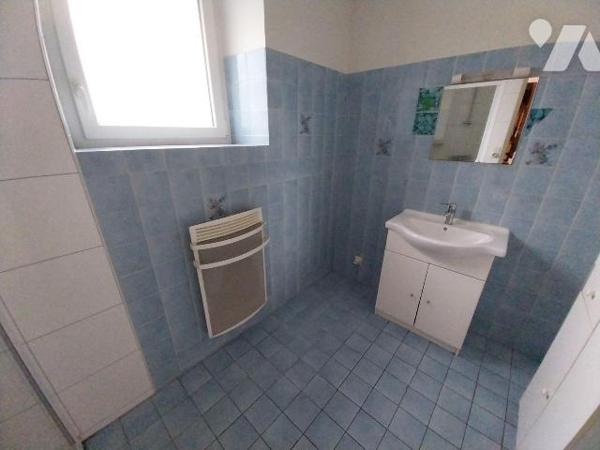 VAL D'IZE, en sortie de bourg, charmante maison en pierres sous ardoises, d'environ 115 m2 Hab....