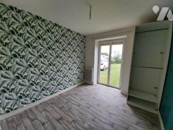 VAL D'IZE, en sortie de bourg, charmante maison en pierres sous ardoises, d'environ 115 m2 Hab....