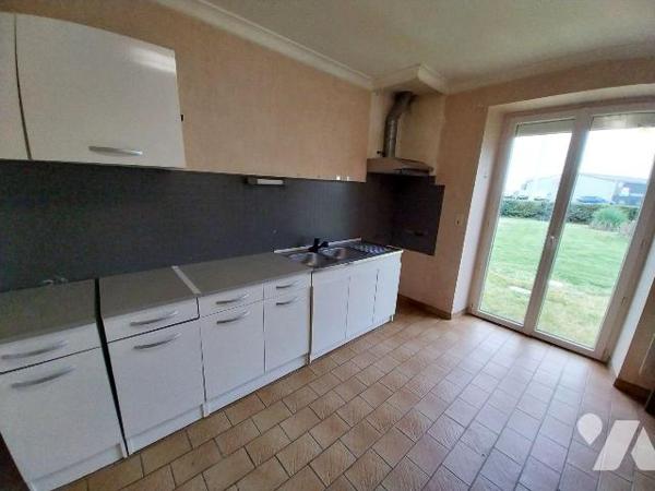 VAL D'IZE, en sortie de bourg, charmante maison en pierres sous ardoises, d'environ 115 m2 Hab....