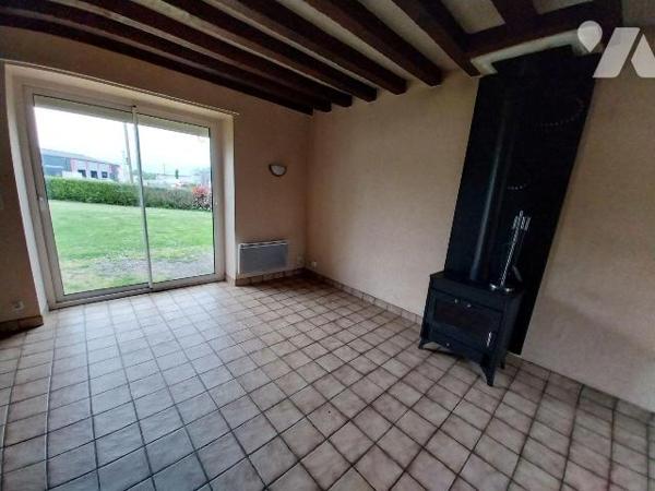 VAL D'IZE, en sortie de bourg, charmante maison en pierres sous ardoises, d'environ 115 m2 Hab....