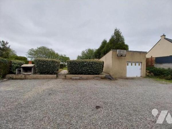 VAL D'IZE, en sortie de bourg, charmante maison en pierres sous ardoises, d'environ 115 m2 Hab....