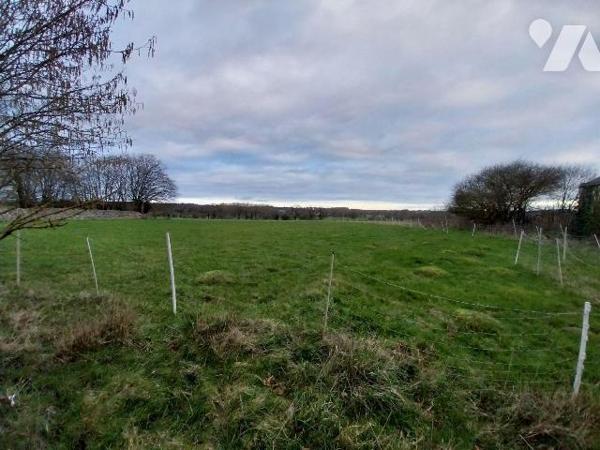 VAL D'IZE, en sortie de bourg, charmante maison en pierres sous ardoises, d'environ 115 m2 Hab....