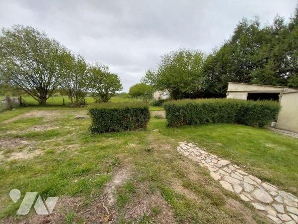 VAL D'IZE, en sortie de bourg, charmante maison en pierres sous ardoises, d'environ 115 m2 Hab....