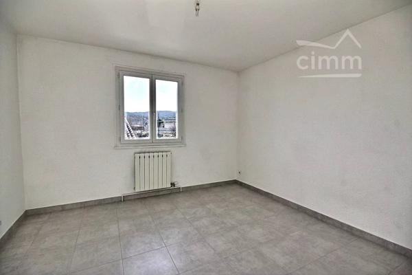 APPARTEMENT F3 de 72.41m²au 2ème et dernier étage.