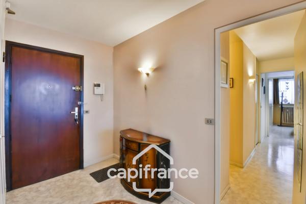 Appartement lumineux avec vue dégagée – Résidence sécurisée avec gardien