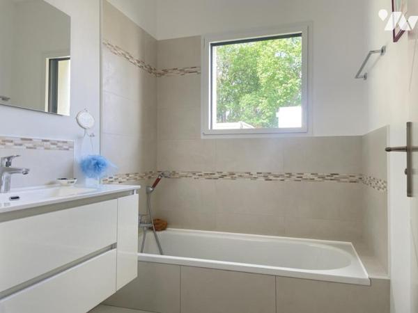 Baden – Maison d'architecte de plain-pied - vue bois privé - fond d'impasse