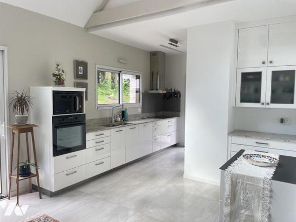 Baden – Maison d'architecte de plain-pied - vue bois privé - fond d'impasse