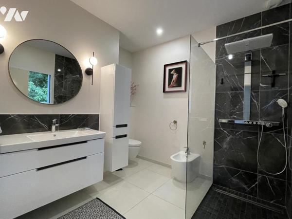 Baden – Maison d'architecte de plain-pied - vue bois privé - fond d'impasse