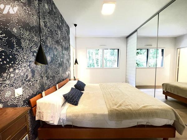 Baden – Maison d'architecte de plain-pied - vue bois privé - fond d'impasse