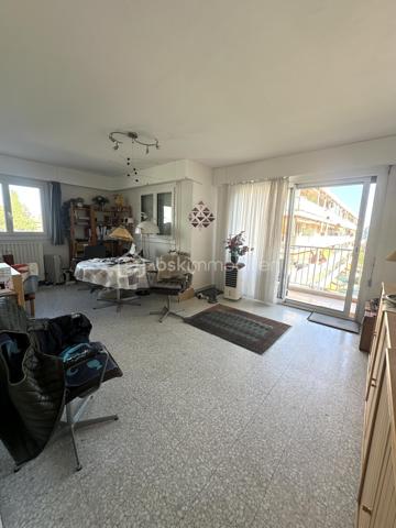 Situé au sein d'une résidence calme et agréable, cet appartement 4 pièces traversant de 73m2 offre un cadre de vie pratique et recherché, avec commerces au pied de la résidence (supérette, pharmacie, fleuriste) et proche des transport et école.

Le bien en bon état général et bénéficiant d'une exposition SUD EST se compose comme suit : 
- Une entrée desservant les différentes pièces
- Une cuisine équipée avec cellier attenant
- Un séjour lumineux double exposition
- Trois chambres
- Une salle de douche
- Un wc séparé

Une cave ainsi qu'une place de parking complètent ce bien.

Appartement vendu avec un locataire en place depuis mars 2020, bail de 3 ans. Loyer de 1186,31 euros et 170 euros de provision sur charges