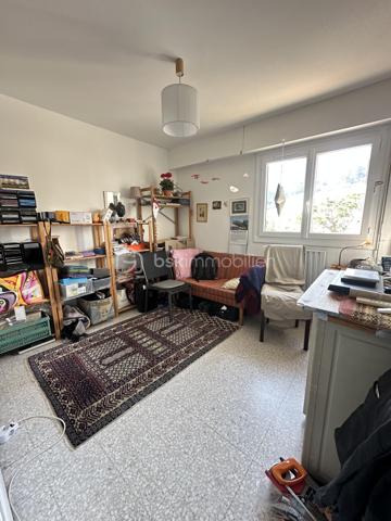 Situé au sein d'une résidence calme et agréable, cet appartement 4 pièces traversant de 73m2 offre un cadre de vie pratique et recherché, avec commerces au pied de la résidence (supérette, pharmacie, fleuriste) et proche des transport et école.

Le bien en bon état général et bénéficiant d'une exposition SUD EST se compose comme suit : 
- Une entrée desservant les différentes pièces
- Une cuisine équipée avec cellier attenant
- Un séjour lumineux double exposition
- Trois chambres
- Une salle de douche
- Un wc séparé

Une cave ainsi qu'une place de parking complètent ce bien.

Appartement vendu avec un locataire en place depuis mars 2020, bail de 3 ans. Loyer de 1186,31 euros et 170 euros de provision sur charges
