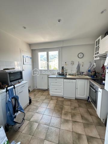 Situé au sein d'une résidence calme et agréable, cet appartement 4 pièces traversant de 73m2 offre un cadre de vie pratique et recherché, avec commerces au pied de la résidence (supérette, pharmacie, fleuriste) et proche des transport et école.

Le bien en bon état général et bénéficiant d'une exposition SUD EST se compose comme suit : 
- Une entrée desservant les différentes pièces
- Une cuisine équipée avec cellier attenant
- Un séjour lumineux double exposition
- Trois chambres
- Une salle de douche
- Un wc séparé

Une cave ainsi qu'une place de parking complètent ce bien.

Appartement vendu avec un locataire en place depuis mars 2020, bail de 3 ans. Loyer de 1186,31 euros et 170 euros de provision sur charges
