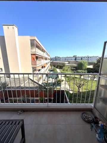 Situé au sein d'une résidence calme et agréable, cet appartement 4 pièces traversant de 73m2 offre un cadre de vie pratique et recherché, avec commerces au pied de la résidence (supérette, pharmacie, fleuriste) et proche des transport et école.

Le bien en bon état général et bénéficiant d'une exposition SUD EST se compose comme suit : 
- Une entrée desservant les différentes pièces
- Une cuisine équipée avec cellier attenant
- Un séjour lumineux double exposition
- Trois chambres
- Une salle de douche
- Un wc séparé

Une cave ainsi qu'une place de parking complètent ce bien.

Appartement vendu avec un locataire en place depuis mars 2020, bail de 3 ans. Loyer de 1186,31 euros et 170 euros de provision sur charges