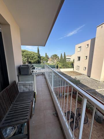 Situé au sein d'une résidence calme et agréable, cet appartement 4 pièces traversant de 73m2 offre un cadre de vie pratique et recherché, avec commerces au pied de la résidence (supérette, pharmacie, fleuriste) et proche des transport et école.

Le bien en bon état général et bénéficiant d'une exposition SUD EST se compose comme suit : 
- Une entrée desservant les différentes pièces
- Une cuisine équipée avec cellier attenant
- Un séjour lumineux double exposition
- Trois chambres
- Une salle de douche
- Un wc séparé

Une cave ainsi qu'une place de parking complètent ce bien.

Appartement vendu avec un locataire en place depuis mars 2020, bail de 3 ans. Loyer de 1186,31 euros et 170 euros de provision sur charges