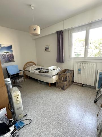 Situé au sein d'une résidence calme et agréable, cet appartement 4 pièces traversant de 73m2 offre un cadre de vie pratique et recherché, avec commerces au pied de la résidence (supérette, pharmacie, fleuriste) et proche des transport et école.

Le bien en bon état général et bénéficiant d'une exposition SUD EST se compose comme suit : 
- Une entrée desservant les différentes pièces
- Une cuisine équipée avec cellier attenant
- Un séjour lumineux double exposition
- Trois chambres
- Une salle de douche
- Un wc séparé

Une cave ainsi qu'une place de parking complètent ce bien.

Appartement vendu avec un locataire en place depuis mars 2020, bail de 3 ans. Loyer de 1186,31 euros et 170 euros de provision sur charges