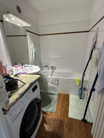 Situé au sein d'une résidence calme et agréable, cet appartement 4 pièces traversant de 73m2 offre un cadre de vie pratique et recherché, avec commerces au pied de la résidence (supérette, pharmacie, fleuriste) et proche des transport et école.

Le bien en bon état général et bénéficiant d'une exposition SUD EST se compose comme suit : 
- Une entrée desservant les différentes pièces
- Une cuisine équipée avec cellier attenant
- Un séjour lumineux double exposition
- Trois chambres
- Une salle de douche
- Un wc séparé

Une cave ainsi qu'une place de parking complètent ce bien.

Appartement vendu avec un locataire en place depuis mars 2020, bail de 3 ans. Loyer de 1186,31 euros et 170 euros de provision sur charges