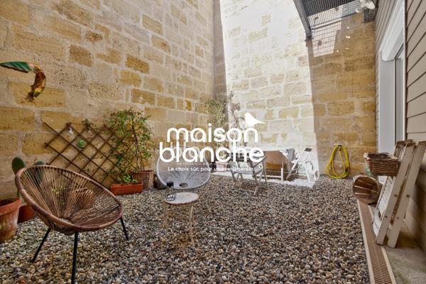 DUPLEX AVEC COUR A CIEL OUVERT DANS PETITE COPRO